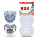 NUK First Choice klassiska dag- och nattnappar för bebisar | 6-18 månader | Ortodontiska nappar som lyser i mörkret | 95 % acceptans av spädbarn** | Blå | Paket om 2