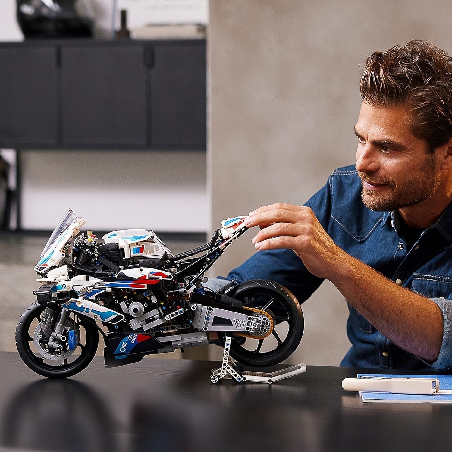 LEGO Technic BMW M 1000 RR Motorcykelmodell Vuxenmodellsats Set som hantverkspresent för män och kvinnor Hem- eller kontorsinredning 42130 Byggsatser Besuche den LEGO-Store