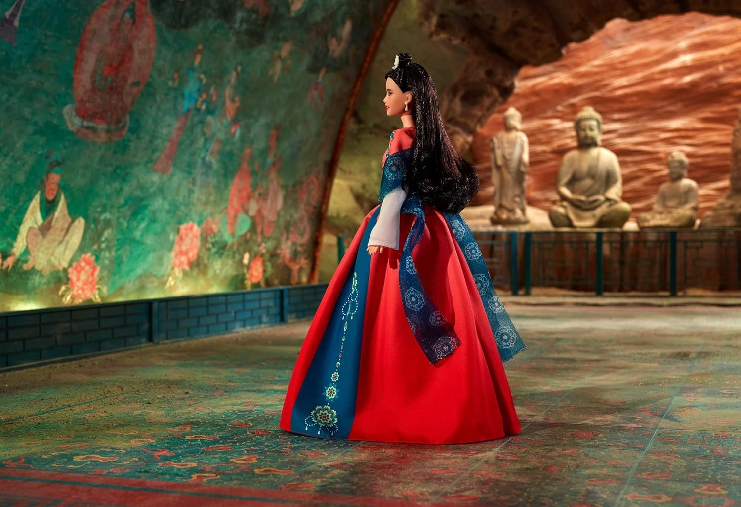 BARBIE Lunar New Year Puppe - Sammelfigur mit traditionaler Hanfu-Robe und chinesischen Drucken, inspirerad av Dunhuang-Höhlenmalereien, inklusive Puppenständer und Echtheitszertifikat, HJX35