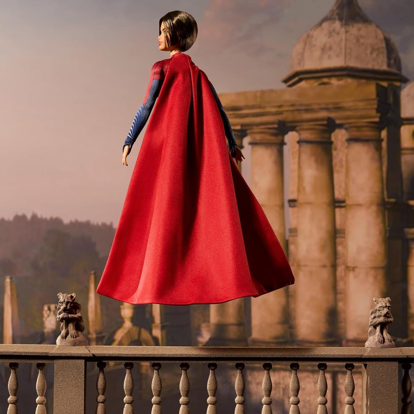 Barbie Supergirl Puppe, Sammlerpuppe från dem Flash Movie Wearing Red and Blue Anzug mit Umhang, Puppenständer enthalten