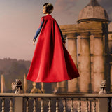 Barbie Supergirl Puppe, Sammlerpuppe från dem Flash Movie Wearing Red and Blue Anzug mit Umhang, Puppenständer enthalten