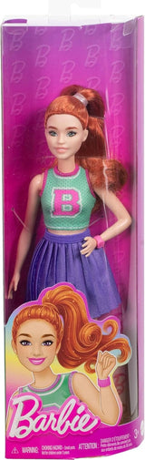 Barbie Fashionistas docka nr. 232 med rött hår, sporttopp i jersey med B-tryck, lila veckad kjol, armbandsur och sneakers, HYT90 Naty Shop Dolls