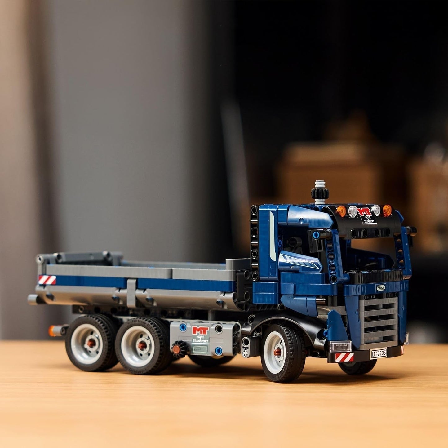 LEGO Technic Dump Truck leksak med ratt och rörlig dumper - blå byggfordon - presentidé för födelsedagar eller semester - byggset för pojkar och flickor från 9 år 42203 Byggset Besuche den LEGO-Store