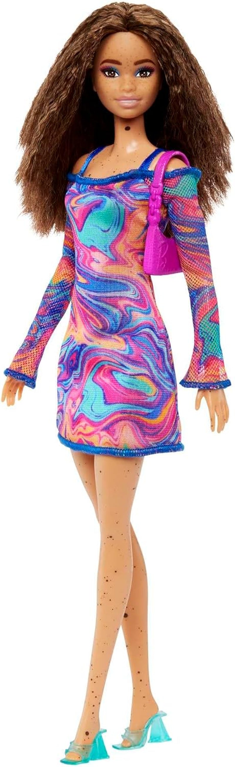 Barbie Fashionistas docka nr. 206 - Vågigt hår och fräknar - Modern regnbågsmarmorklänning, axelväska och gröna skor - för 3 år och uppåt, HJT03