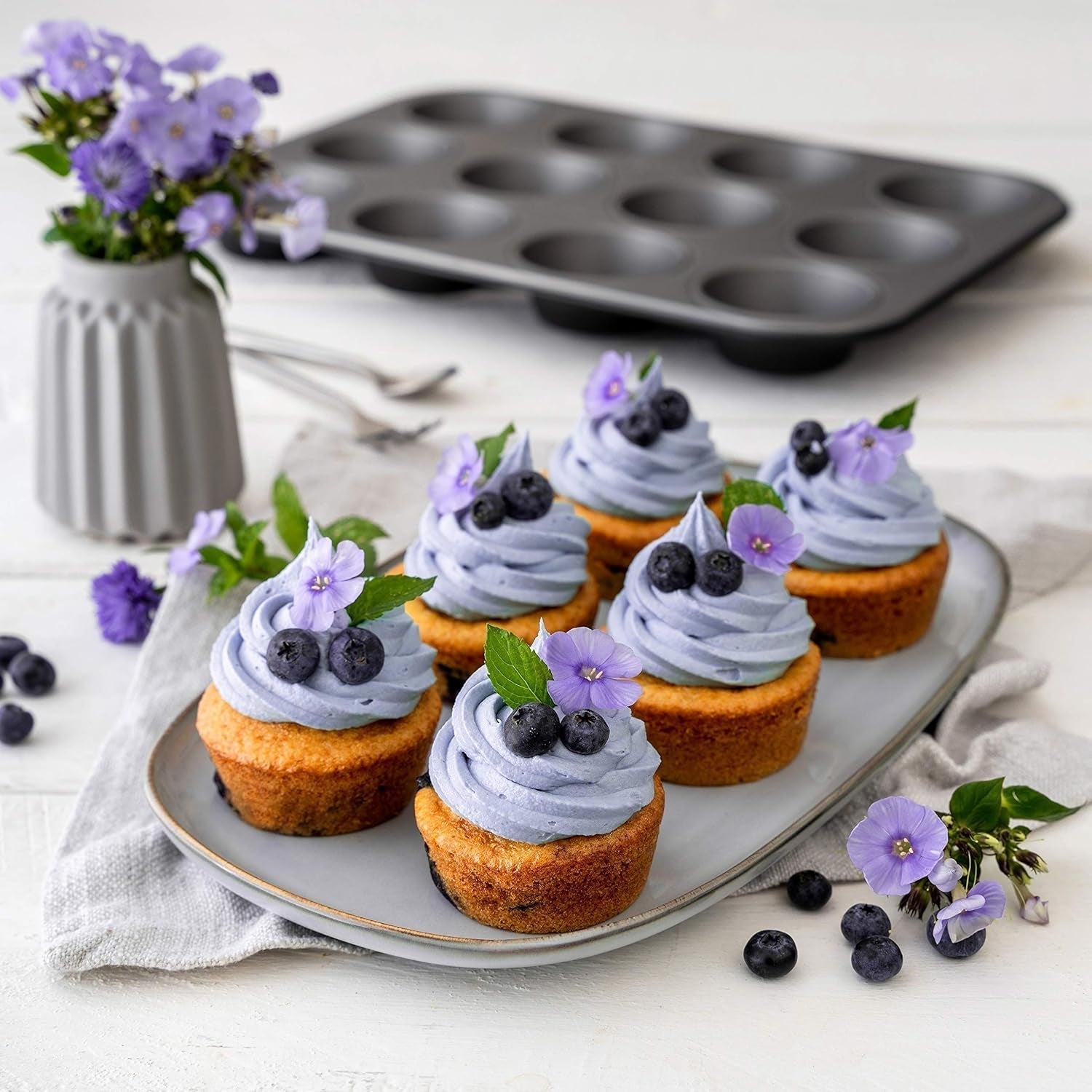Zenker 12Er Muffinform Energy, Premium-Backform, Für Köstliche Kuchen, Verkürzt Die Backzeit Um Bis Zu 20% (Farbe: Silber/Anthrazit), Menge: 1 Stück, Hellgrau Und Dunkelgrau Formar och plåtar för bakning Naty Shop