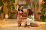 Disney Princess Moana 80cm Play Doll by Jakks Pacific Movable Doll with Brush to Comb Her Wavy Curls Filminspirerad klänning Avtagbart hänge Halsband Dolls Naty Shop