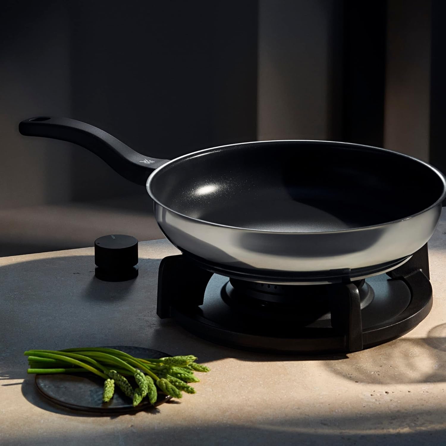 WMF Devil pan 28 cm, induktionspanna, Cromargan rostfritt stål, plasthandtag Grytor och kastruller Naty Shop