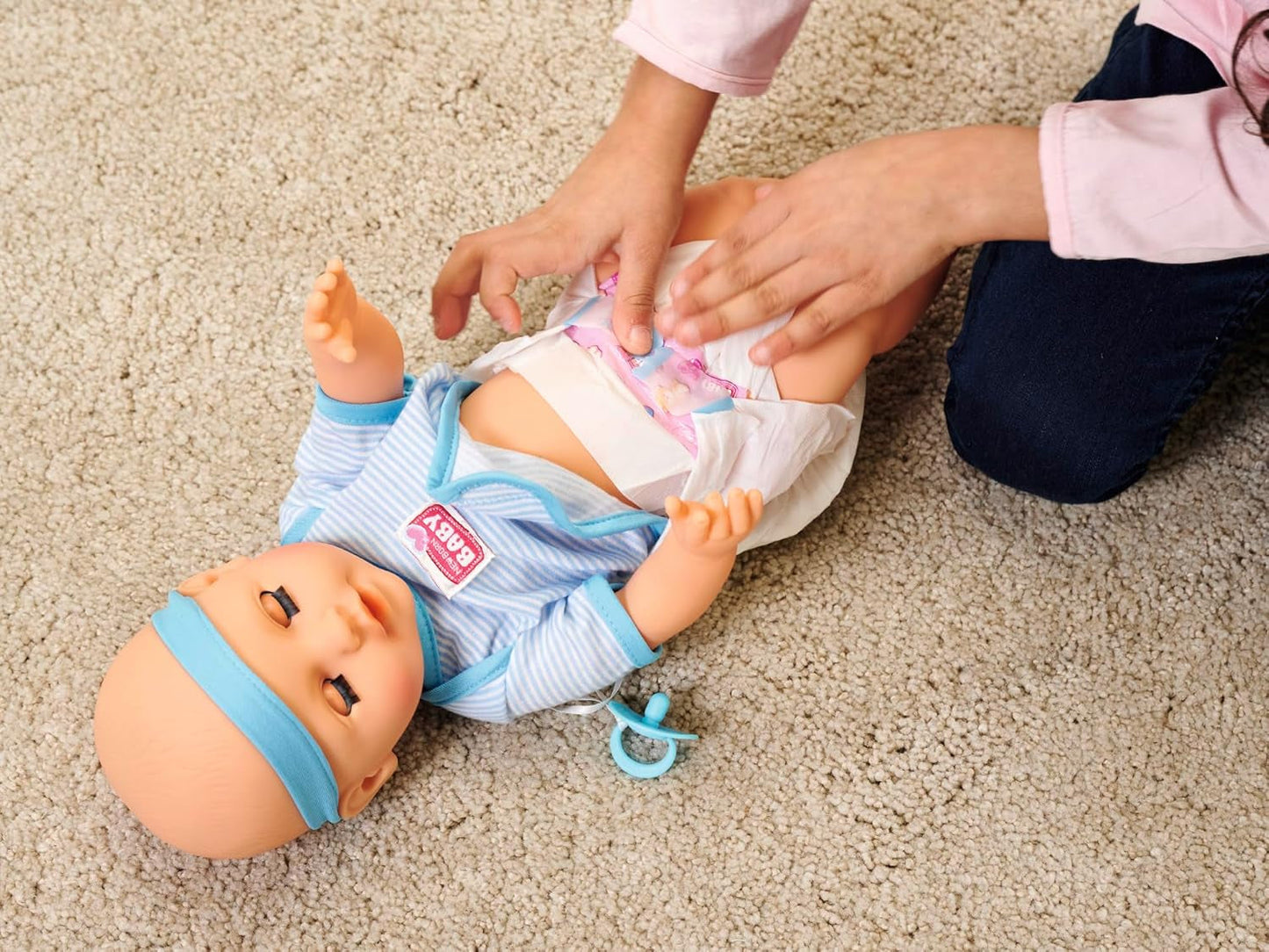 Simba 105030044 - Newborn Doll - Pojke, helvinyldocka med sovande ögon, dricks- och vätningsfunktion och tillbehör, 8 delar, 43 cm, babydocka, 3+