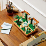 LEGO Icons Fountain Garden - Byggsats i miniatyr för vuxna med löv, cypresser, träd, vinstockar, blommor - Kreativ födelsedagspresent, inflyttningspresent för kvinnor, män - 10359 Byggset Beuche den LEGO-Store