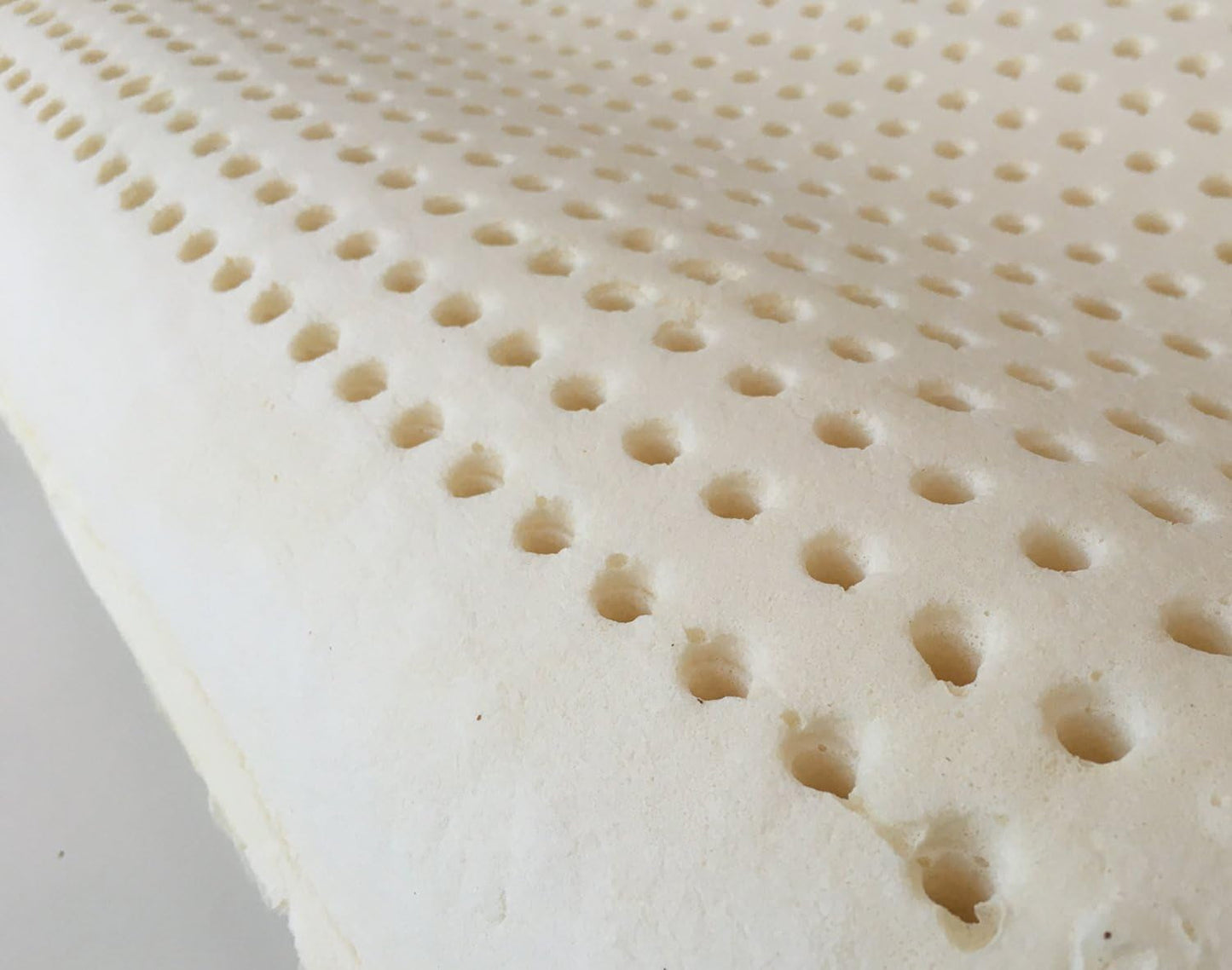 Naturlatexkudde Dubbelvågsmodell - Perforerad latexkudde Ultra andas Naturlig och hälsosam återhämtning - Högsta komfort Ergonomisk antibakteriell - 100 % tillverkad i Italien Naty Shop standardkuddar