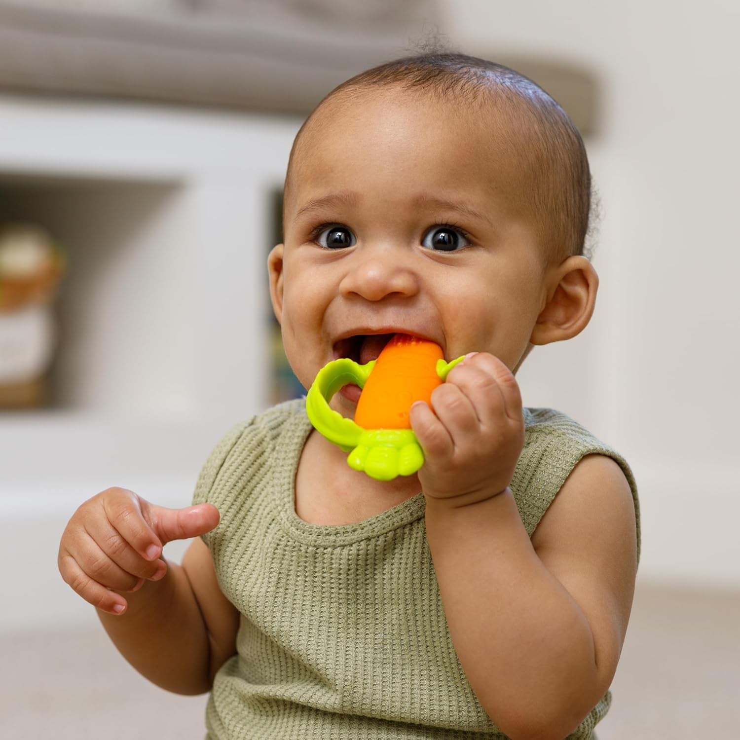 Infantino Lil' Nibbles, texturerad silikonbitring, BPA-fri babybitringleksak, mjuk, lätt att hålla, sensorisk stimulering för spädbarn, morot