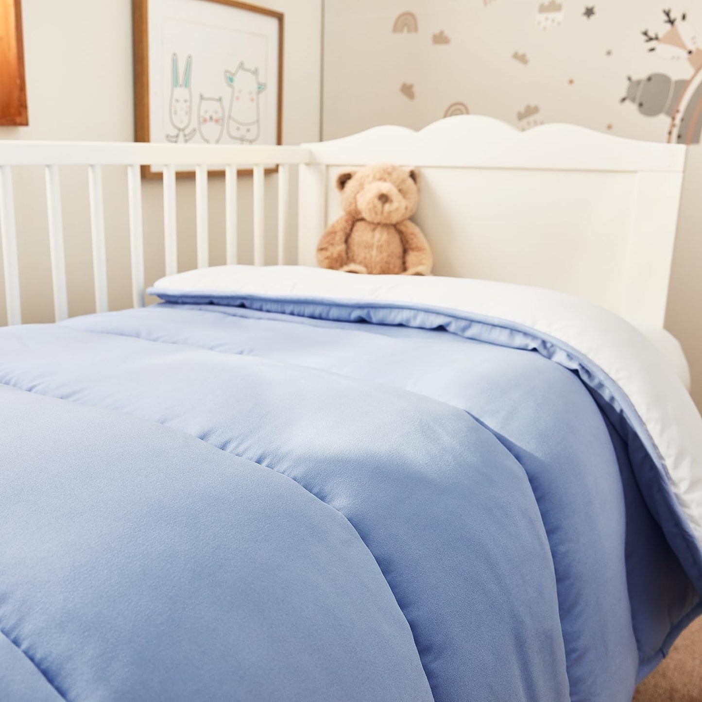 Pikolin Home - Vändbart täcke 300 G - Tvåfärgad nordisk fyllning - För spjälsäng 60 - Fjäderfylld, varm, andas, blå/vit, 100 X 120 cm Täcken och täcken Naty Shop
