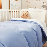 Pikolin Home - Vändbart täcke 300 G - Tvåfärgad nordisk fyllning - För spjälsäng 60 - Fjäderfylld, varm, andas, blå/vit, 100 X 120 cm Täcken och täcken Naty Shop