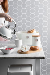 , "Living" brödkorg i rostfritt stål, gräddfärgad, med bambulock, grädde Matförvaringslådor Naty Shop