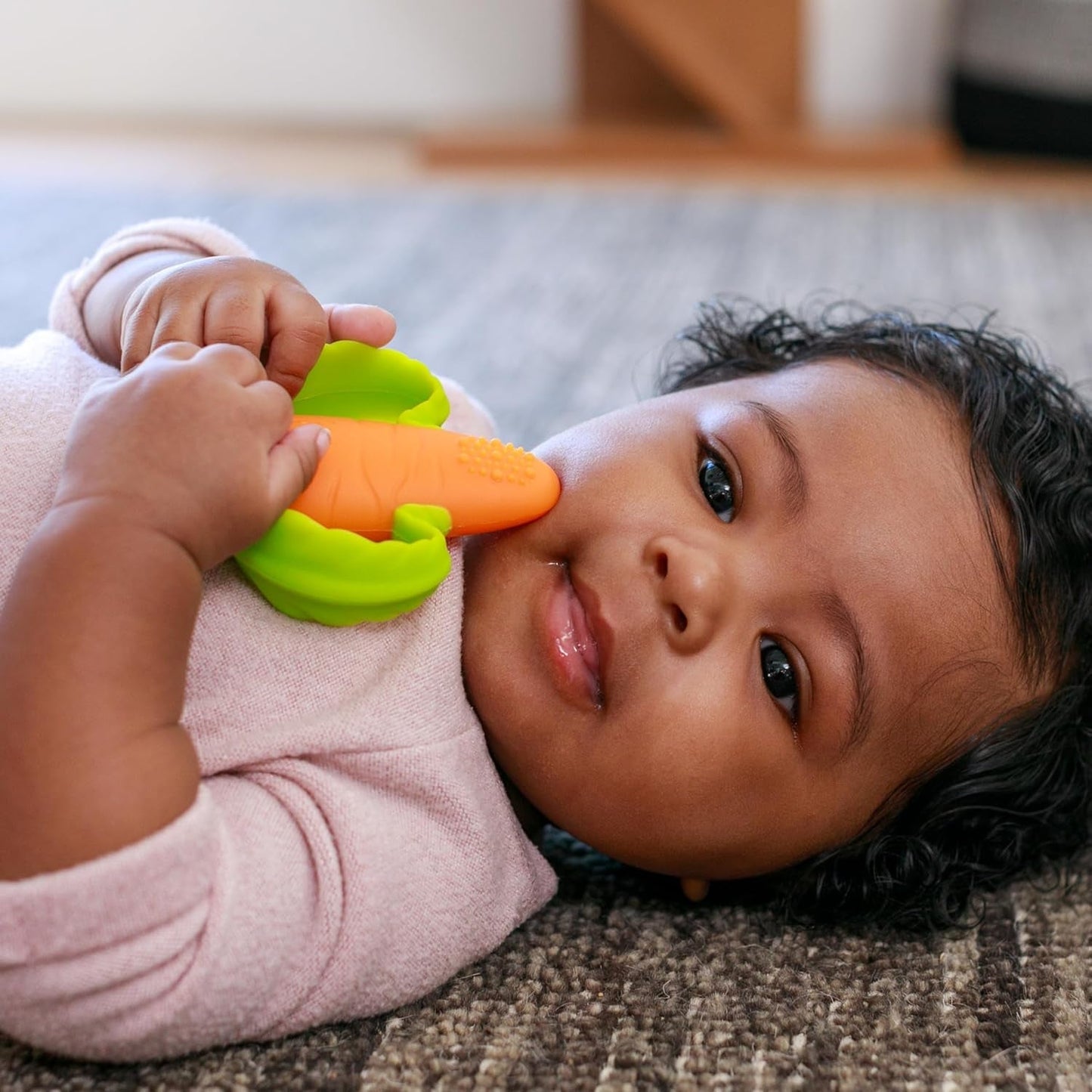 Infantino Lil' Nibbles, texturerad silikonbitring, BPA-fri babybitringleksak, mjuk, lätt att hålla, sensorisk stimulering för spädbarn, morot