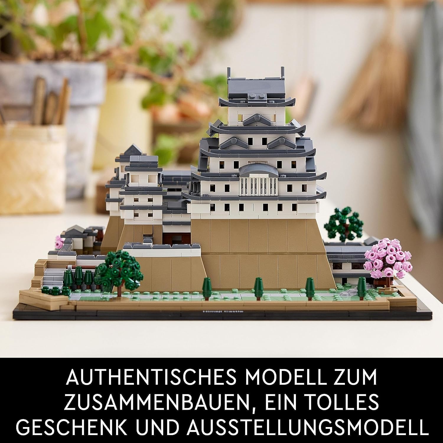 LEGO Architecture Himeji Castle, Vuxen Model Kit, Landmark Collection, Creative Gardening and Japanese Culture Fan Set med Cherry Blossom Tree, Present till honom och hennes 21060 byggset Besuche den LEGO-Store