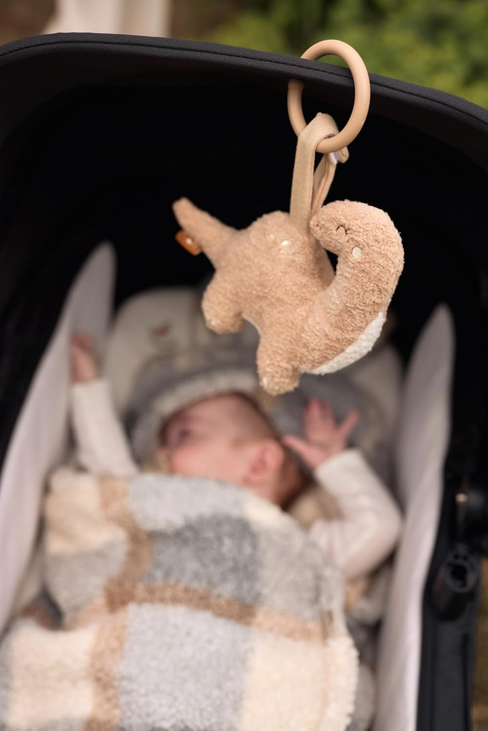 Jollein baby play train Roarsome - För upphängning - Barnvagnsleksak - Babybilbarnstolleksak - Barnvagnstillbehör - Dinos och löv Bebe Toys Naty Shop