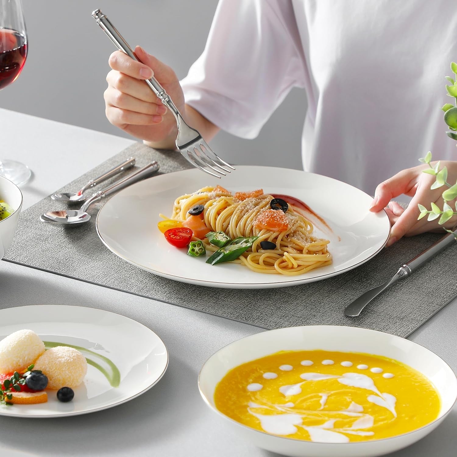 MALACASA 4-personers servisset Bone China 16-delat servisset runt vitt med guldkant Kombinationsset med 4 middagstallrikar 4 desserttallrikar 4 sumatallrikar och 4 spannmålsskålar NORI-serien