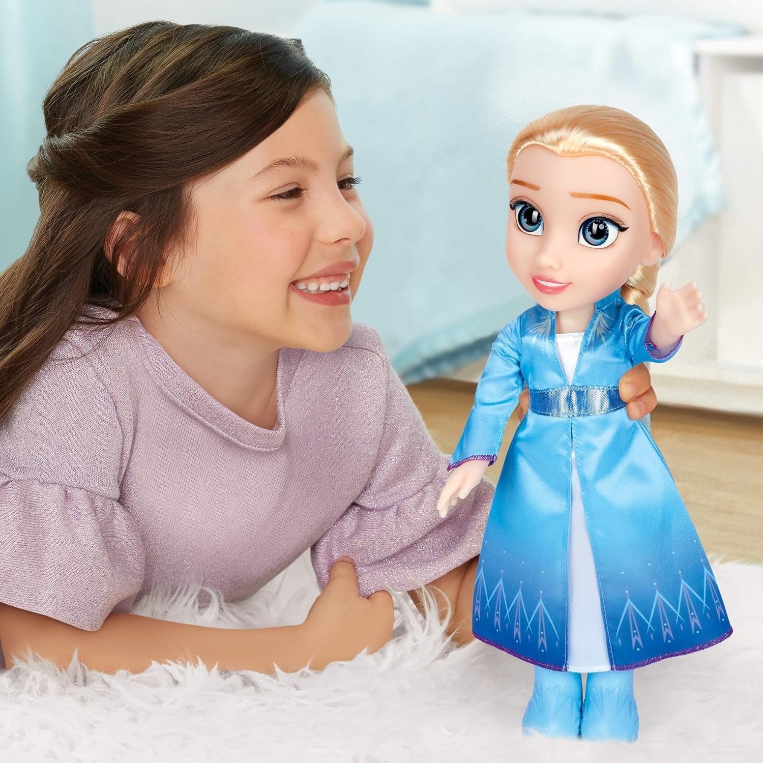 Disney Frozen 2 Elsa Travel Doll, 35 cm docka med kultfilminspirerad klänning, stövlar och långt flätat hår för extra lektid, för tjejer från 3 år och uppåt