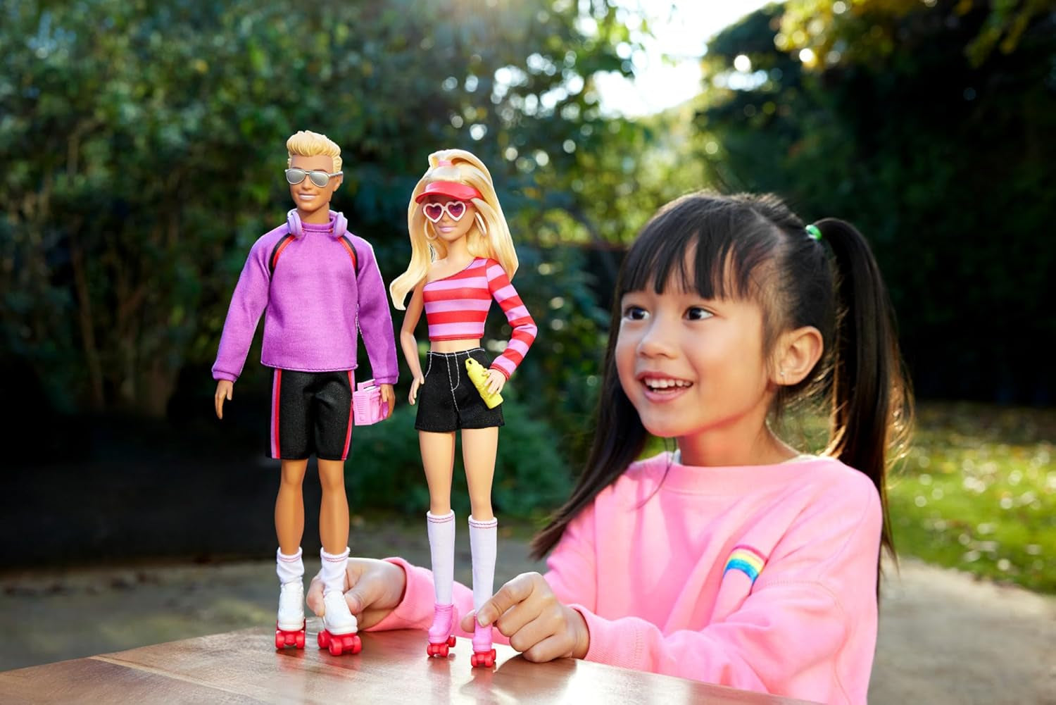 Barbie Fashionistas Set med 2 modedockor och 6 tillbehör, Barbie och Ken modedockor på rullar, 65-årsjubileumsfigurer, HXK90 Naty Shop Dolls
