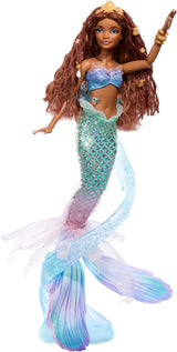 Mattel Disney Ariel The Little Mermaid - Deluxe sjöjungfrudocka med hårpärlor och dockställ för fantasifull lek och visning, för barn från 3 år och uppåt, HNF42