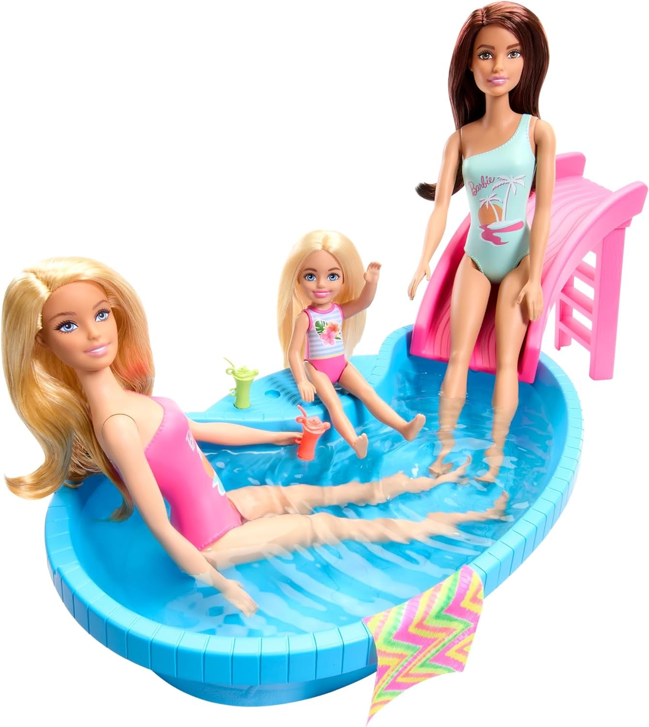 Barbiedocka och tillbehör - pool med rutschkana och tillbehör för timmar av nöje i solen, rosa baddräkt med tropisk design, för barn från 3 år och uppåt, HRJ74