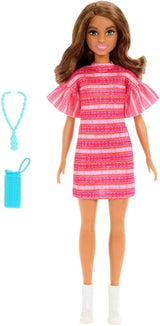 Barbie och Teresa Rezept für Freundschaft Teresa-Modepuppe med unverkennbarem Outfit till An- och Ausziehen, med tillbehör inklusive ett halsband, JCT02