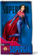 Barbie Supergirl Puppe, Sammlerpuppe från dem Flash Movie Wearing Red and Blue Anzug mit Umhang, Puppenständer enthalten