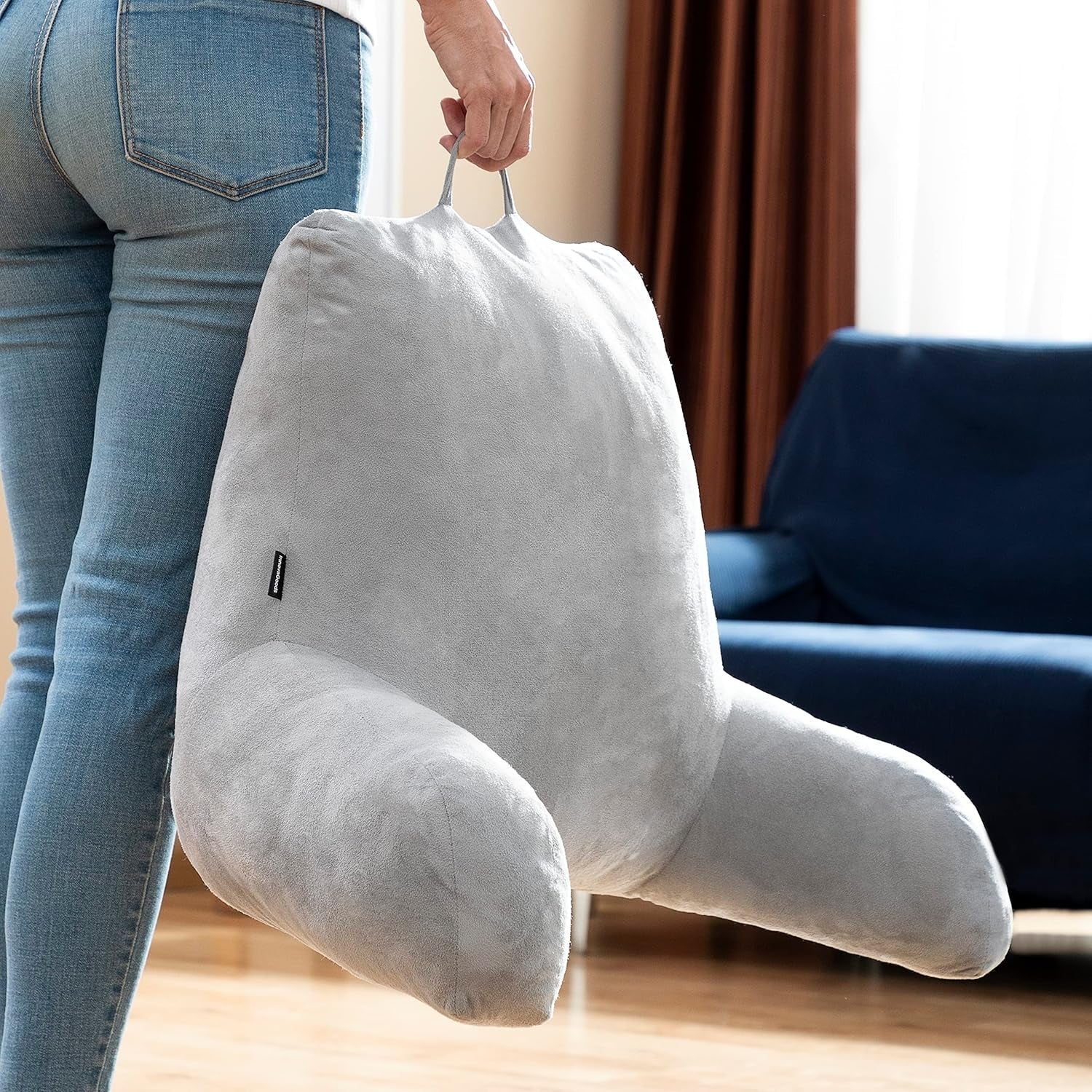 InnovaGoods Huglow läskudde med armstöd för soffa, säng och matta, läskudde med svankstöd och bärhandtag, ergonomisk, förhindrar obehag och smärta, grå