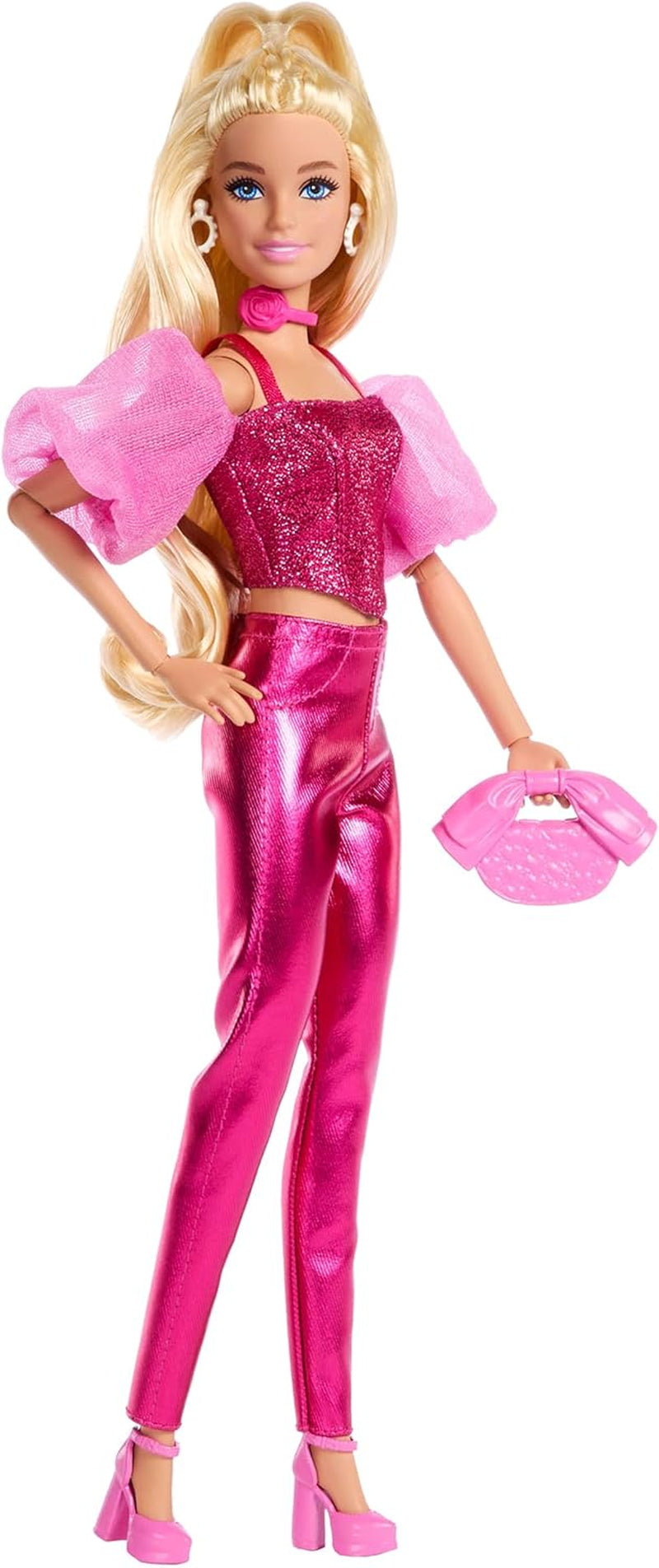 Barbie Deluxe Style #5 docka i en metallisk rosa blond outfit med en gnistrande överdel och gnistrande byxor, med tillbehör inklusive ett rosa halsband och en handväska, JFP40