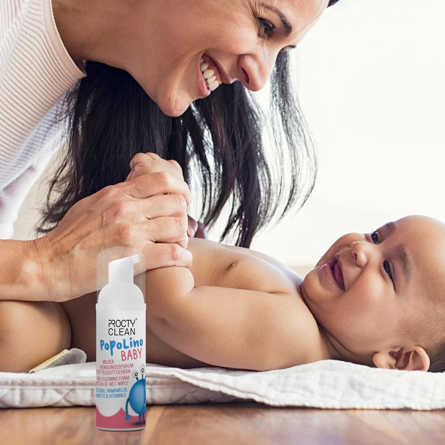 PopoLino Baby mjukt bottenskum istället för våta babyservetter. Veganskt och naturligt kosmetiskt rengöringsskum! Bottenskum med aloe vera, trollhassel, bergamott och vitamin E. Gör bottnar och miljön glad.