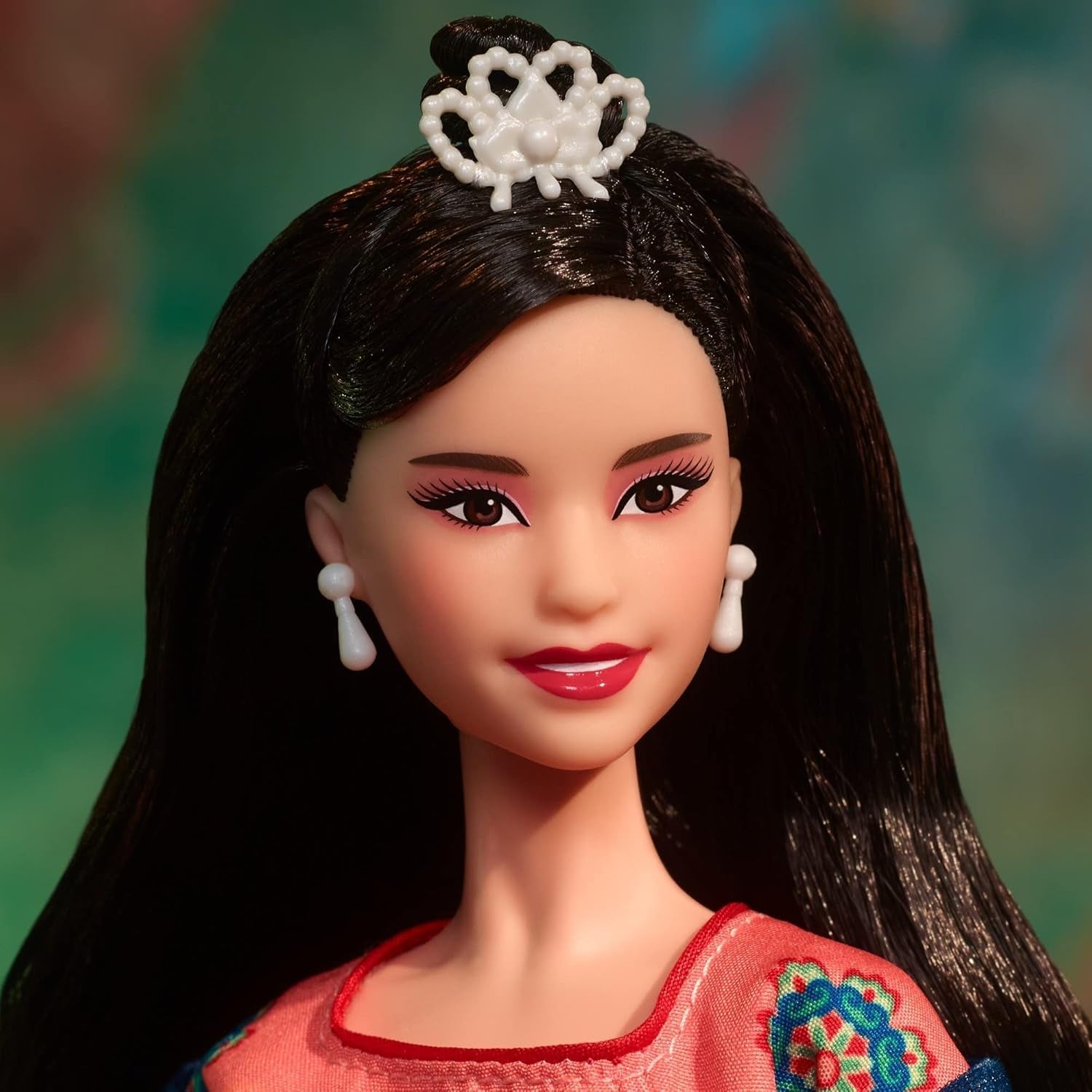 BARBIE Lunar New Year Puppe - Sammelfigur mit traditionaler Hanfu-Robe und chinesischen Drucken, inspirerad av Dunhuang-Höhlenmalereien, inklusive Puppenständer und Echtheitszertifikat, HJX35