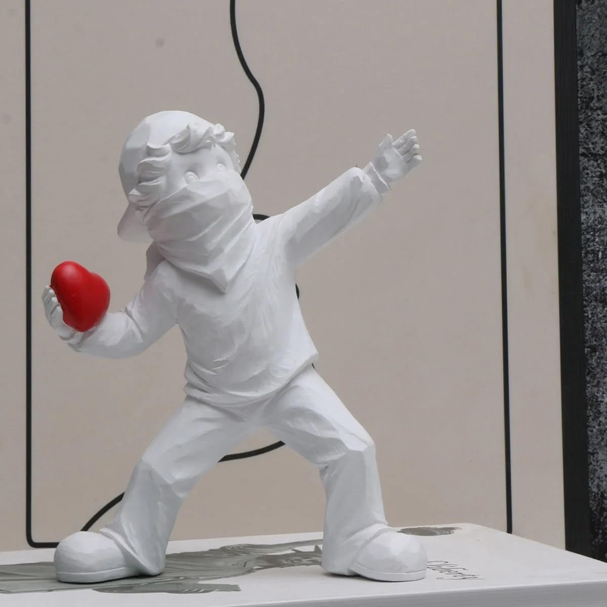 Söt ballongflicka Hartsskulptur Heminredning Staty Banksy Rött hjärta Girl Ballongfigur Modern konst Skulptur för bord Hylla Dekor Statyer & skulpturer Naty Shop White Boy