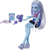 Monster High Self-Scare Secrets Abbey Bominable Docka och tillbehörsset med 13 realistiska överraskningar som Henna, teckningar och virkad JHK44