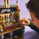 LEGO Harry Potter Hogwarts Castle: Duellklubbbyggnadsset med 4 minifigurer inkl. Draco Malfoy, Gilderoy Lockhart & Severus Snape, set Med funktion För pojkar och flickor i åldern 8+ 76441 Byggset Besuche den LEGO-Store