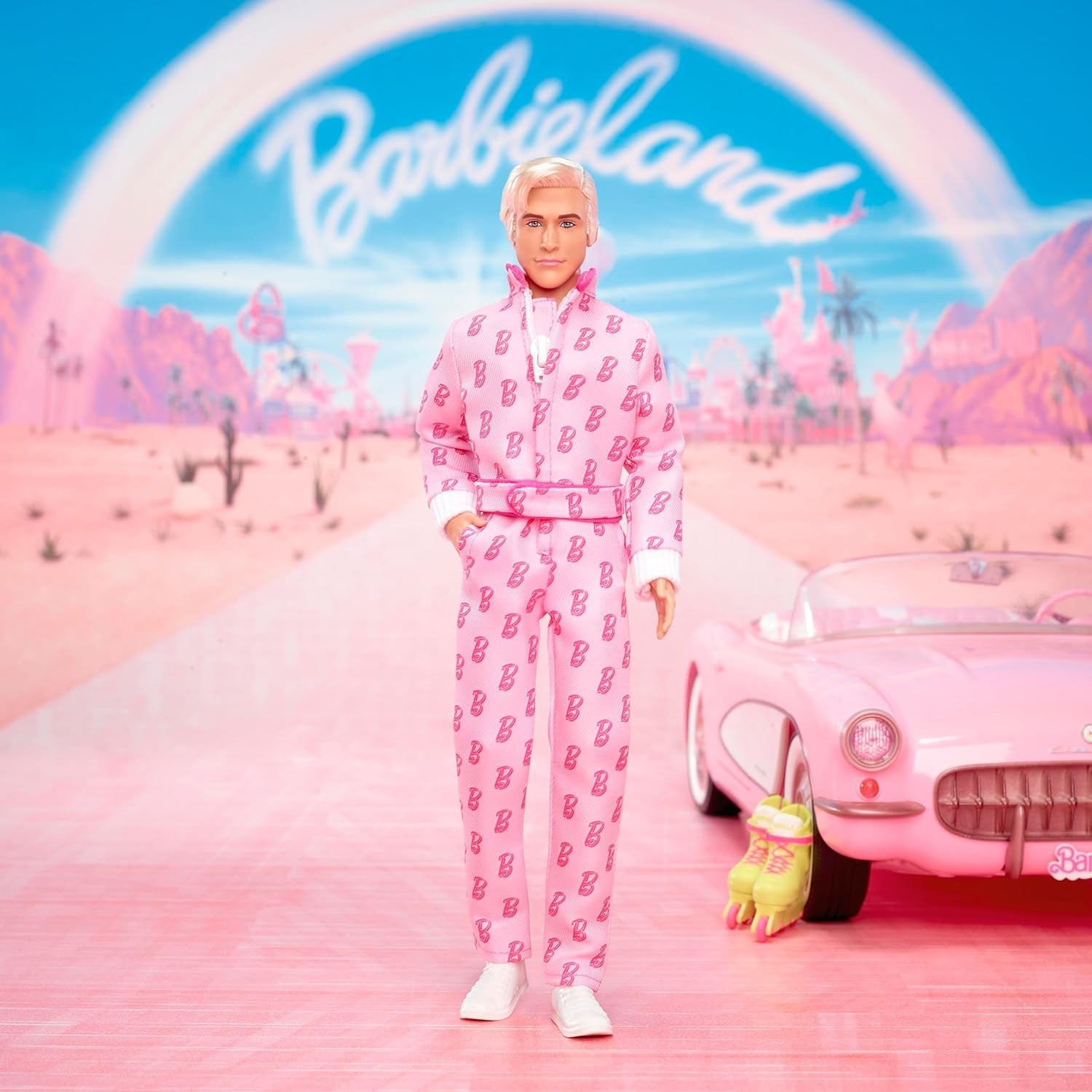 Barbie The Movie - Ken-Sammelpuppe, Ryan Gosling som Ken i rosafarbenem Overall mit "B"-Aufdruck, weißen Sneakern och bunten Inlineskates, JCP80