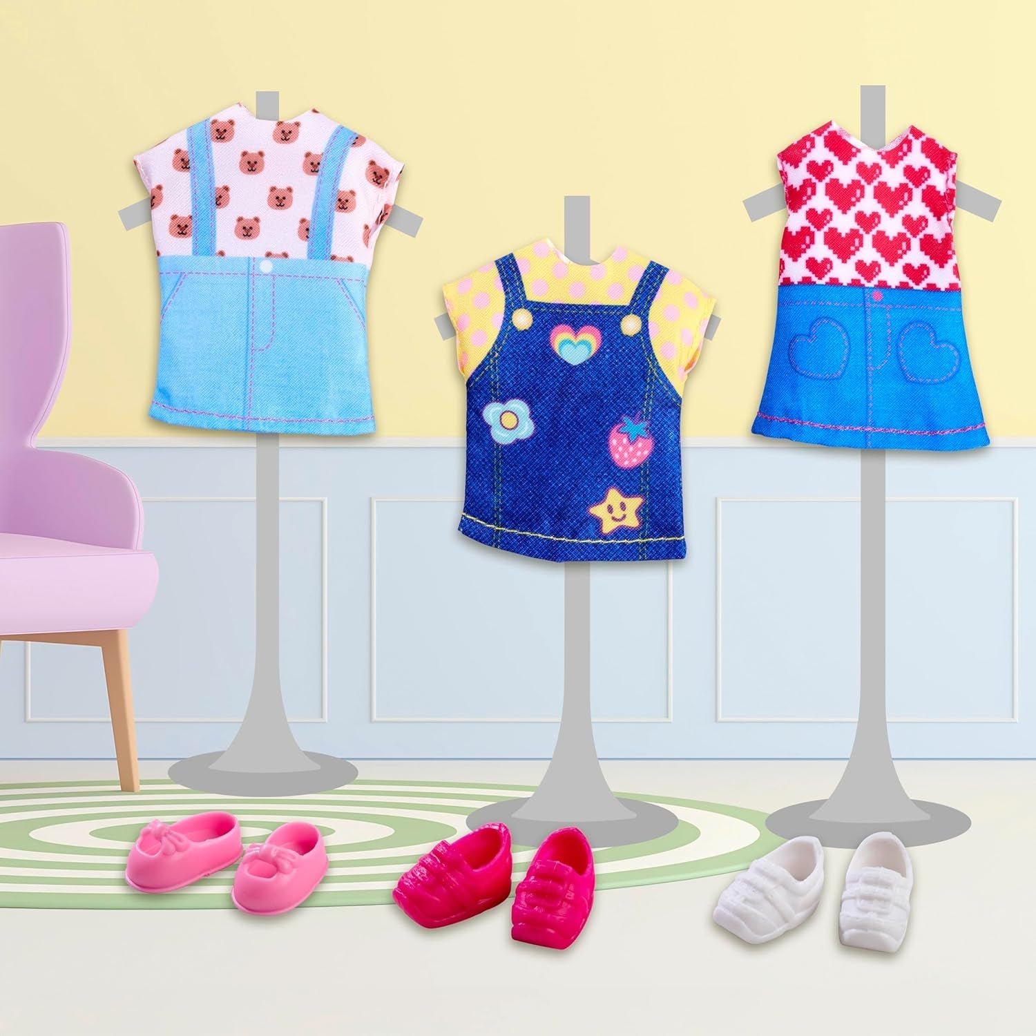 Simba Evi Love Fashion Doll bär en söt jeansklänning, inklusive två andra outfits med bedårande tryck och sneakers, 12 cm, åldrar 3+