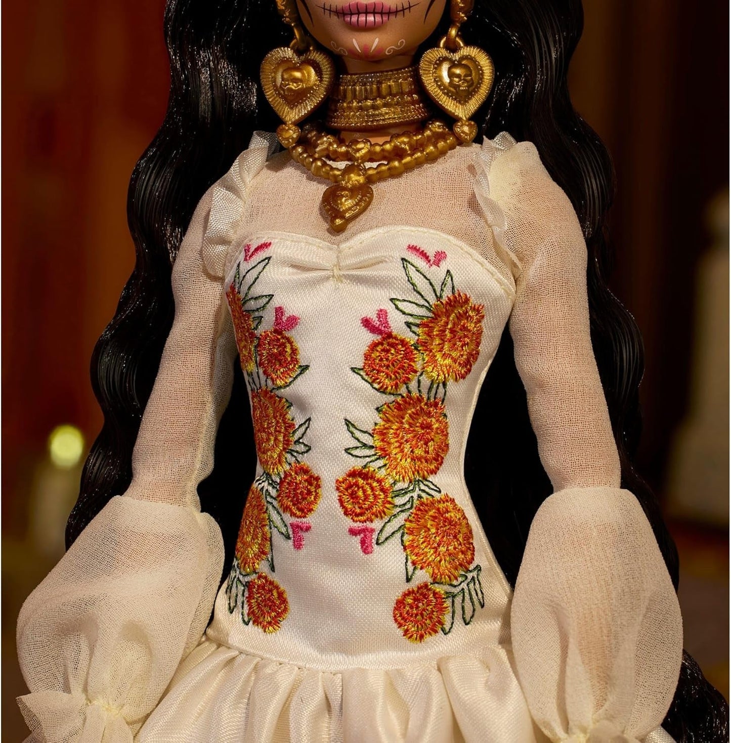Barbie Signature Day of the Dead 2025 docka samlarfigur i krämfärgad klänning med volanger, ringblommor och rosetter, blomkrona i hår och Calavera ansiktsfärg, JBJ05
