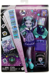 Monster High Fearbook Twyla tillbehörsset med dock- och filmklubbtema, collegejacka, examensalbum, brädspel och kakor, HXW31