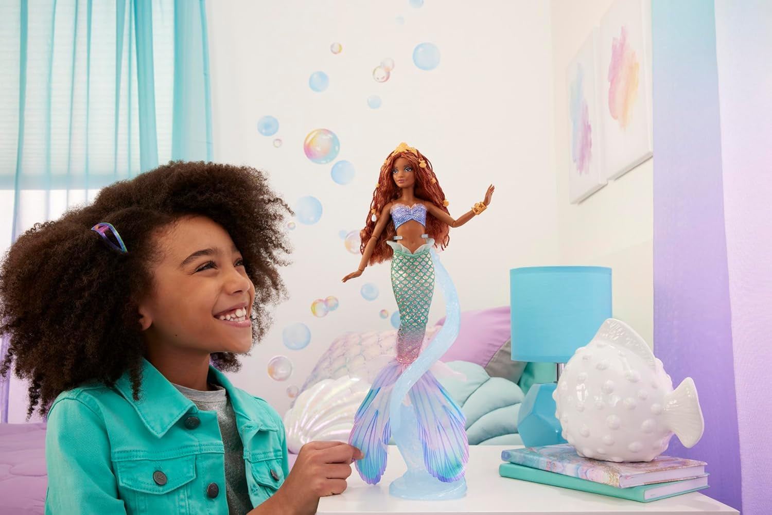 Mattel Disney Ariel The Little Mermaid - Deluxe sjöjungfrudocka med hårpärlor och dockställ för fantasifull lek och visning, för barn från 3 år och uppåt, HNF42