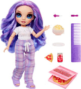 Rainbow High Junior High PJ Party Doll - Violett - 22 cm med mjuk jumpsuit, tofflor och lektillbehör - Barnleksak - Perfekt för 4-12 år