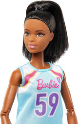 Barbie Made to Move Docka och tillbehör, brunettbasketspelare med avtagbar sportklänning och boll, 22 ledade leder, HKT74