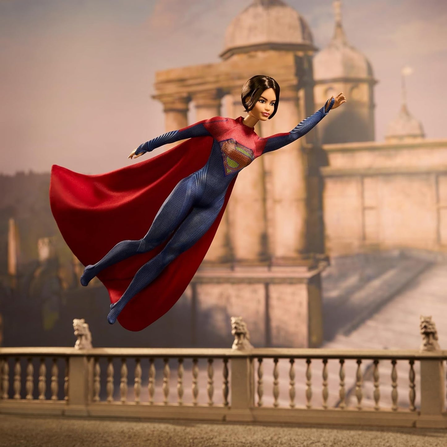 Barbie Supergirl Puppe, Sammlerpuppe från dem Flash Movie Wearing Red and Blue Anzug mit Umhang, Puppenständer enthalten