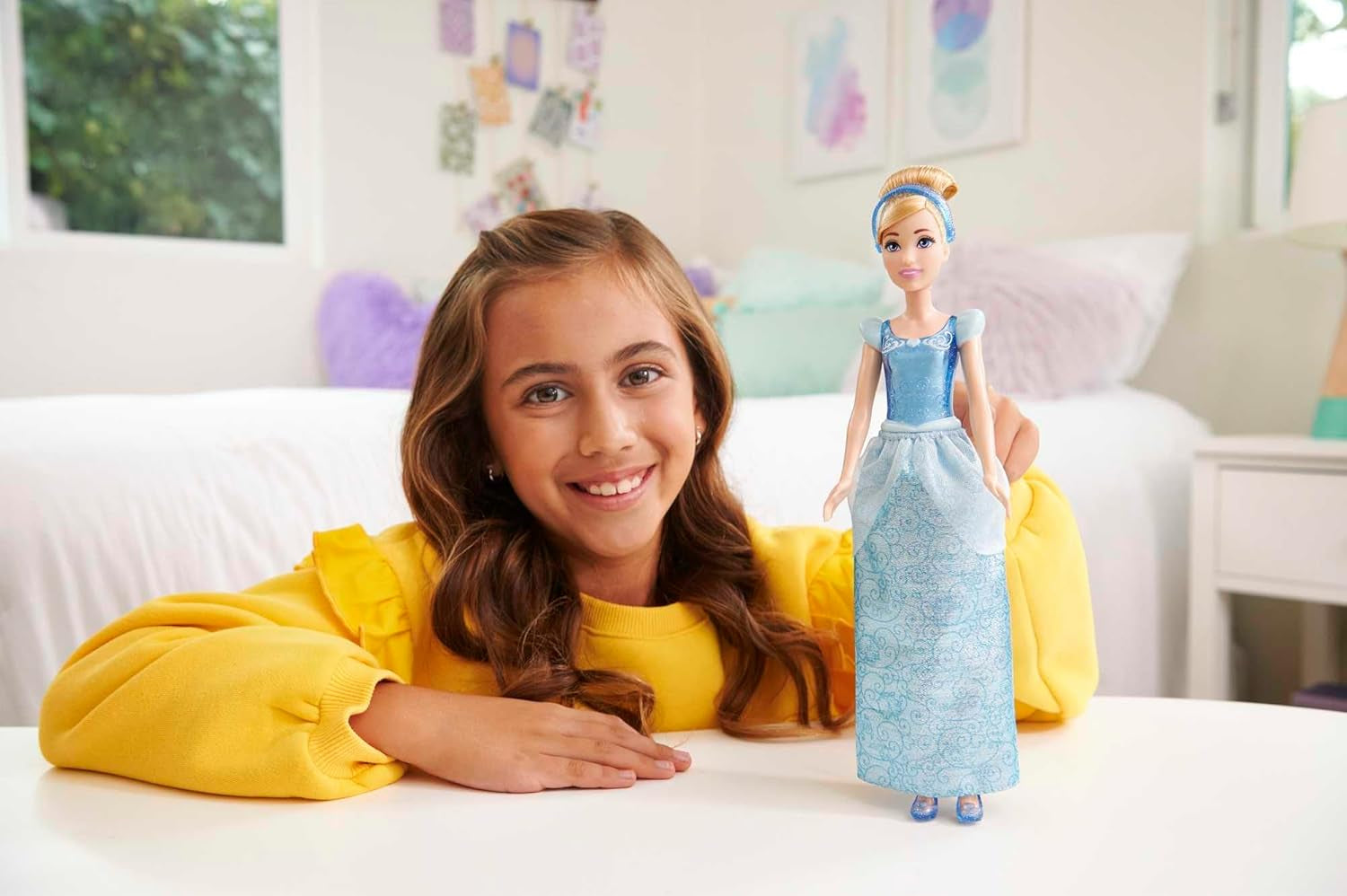 Mattel DISNEY Princess Cinderella rörlig docka med glittrande klänning, avtagbara skor och tiara, kambart hår för frisörnöje, från 3 år och uppåt, HLW06 Naty Shop Dolls