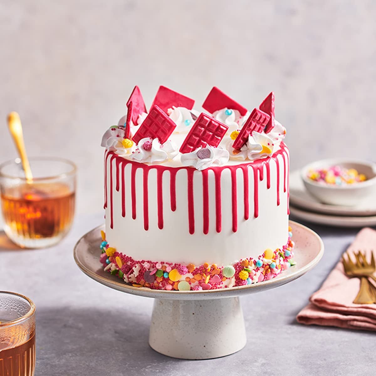 FunCakes Choco Drip Hot Pink (Dark Pink): Utsökt smak, Lätt att använda, Perfekt för droppkakor, Chokladdroppsmak. Återförslutningsbar förpackning 180 g. Naty Shop sockerpasta