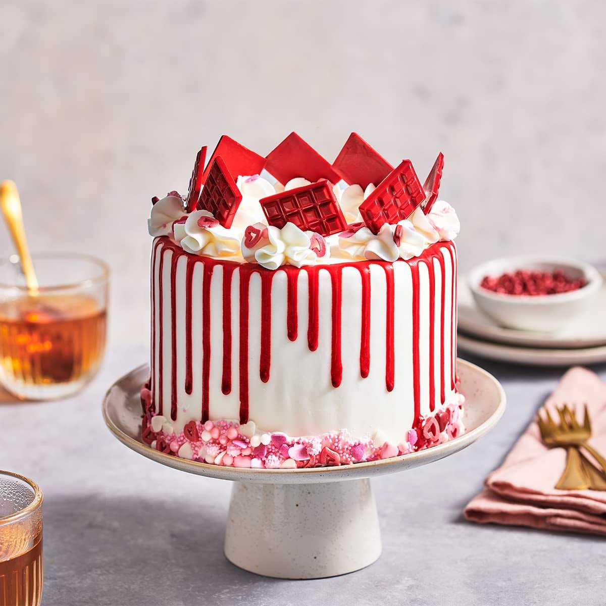 FunCakes Choco Drip Red: Utsökt smak, Lätt att använda, Perfekt för droppkakor, Chokladdroppsmak. Återförslutningsbar förpackning 180 g. Naty Shop sockerpasta