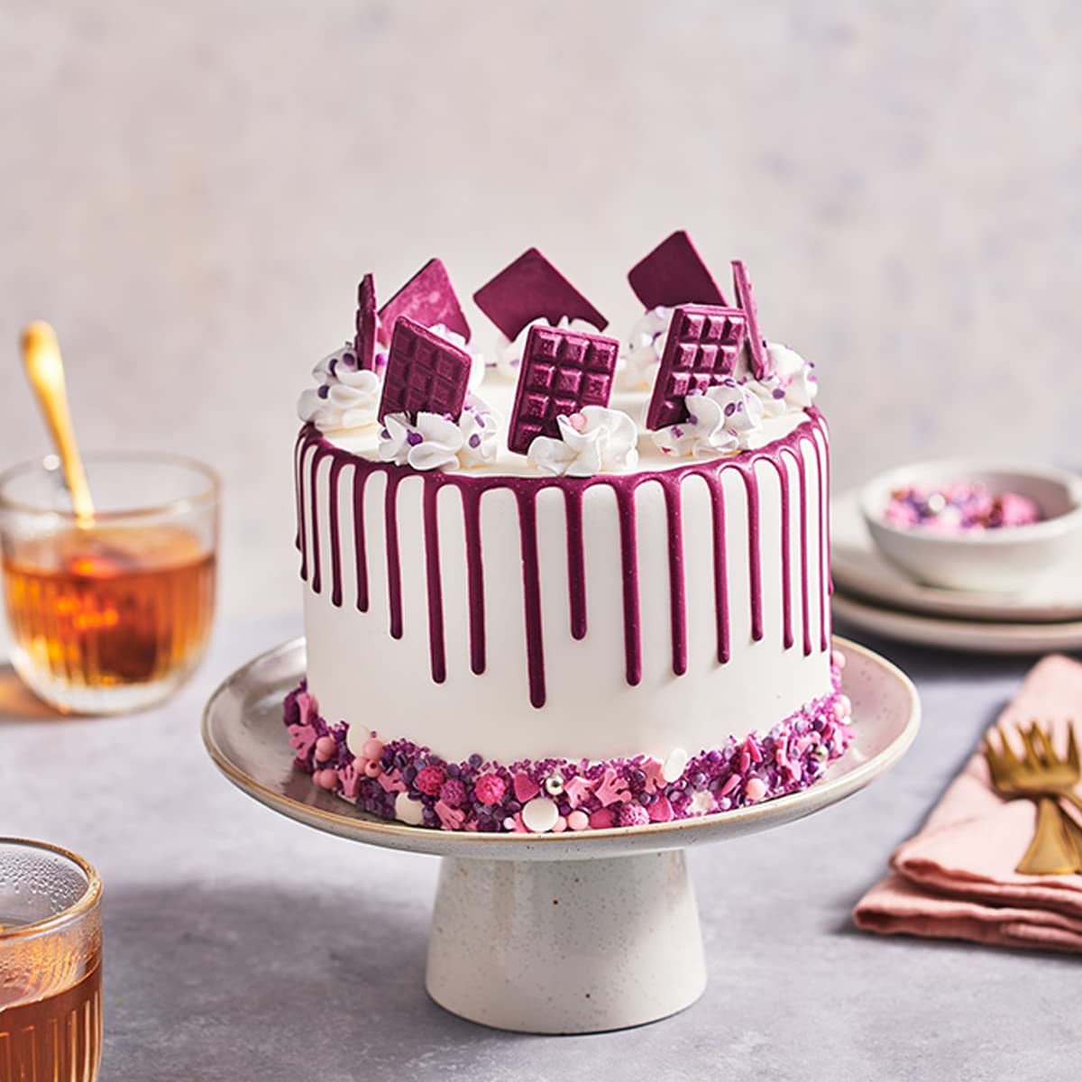 FunCakes Choco Drip Royal Purple: Läcker smak, Lätt att använda, Perfekt för droppkakor, Chokladdroppsmak. Återförslutningsbar förpackning 180 g. Naty Shop sockerpasta