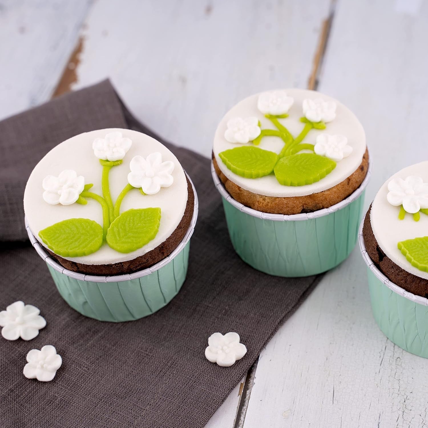 Günthart BackDecor 250 fondantgrön, 100 % vegansk, palmoljefri, rivsäker för att täcka kakor och bakverk, lämplig för modellering, 1 förpackning (1 x 250 g) Naty Shop Sugarpasta