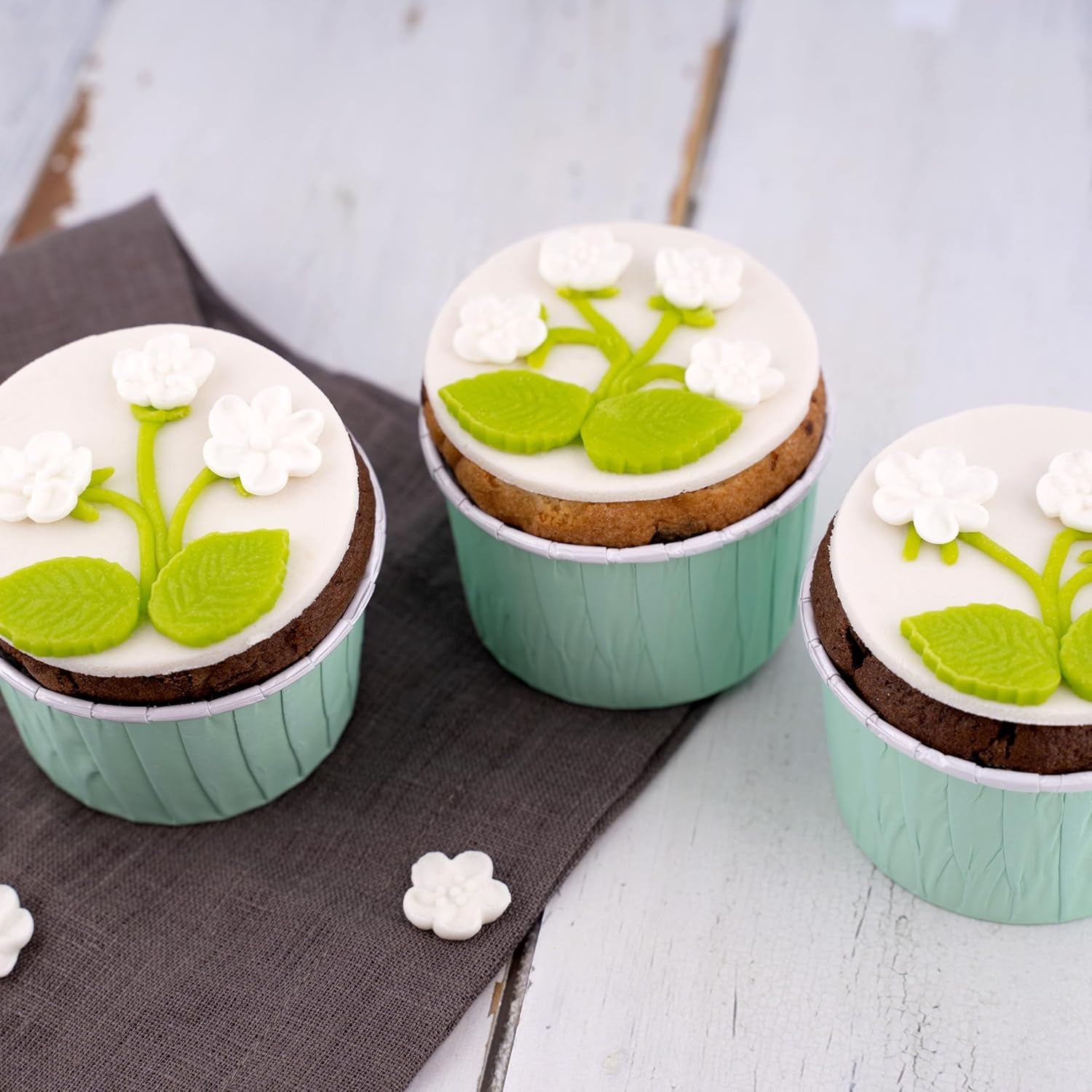 Günthart BackDecor 250 g vit fondant, 100 % vegansk, palmoljefri, tårbeständig för att täcka kakor och bakverk, lämplig för modellering, 2-pack (1 x 250 g) Naty Shop Sugarpaste