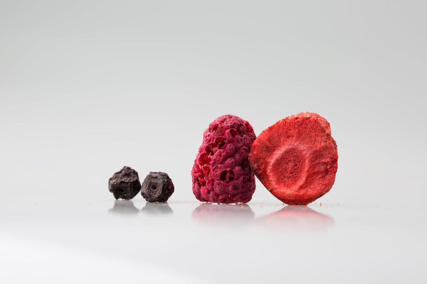 Mynatura Färgglad blandning av frystorkade bär I Fruktmix I Hallon I Svarta vinbär I Jordgubbar I Fruktsnacks I Vegan I 350g Torkade produkter Naty Shop